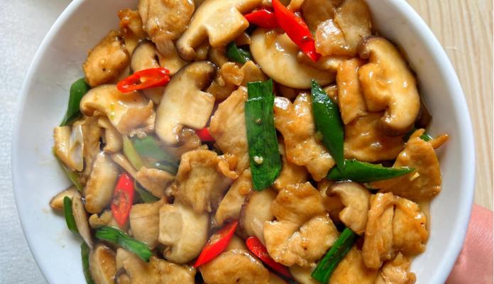 青蒜香菇炒银杏，美味健康的家常菜（营养丰富，清淡爽口；以菇补气，以蒜祛寒；绿色食材，低脂健身。）