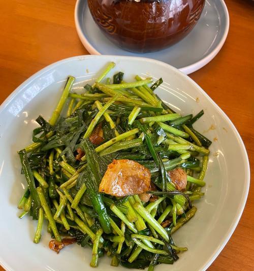 野生藜蒿炒腊肉，享受美食与自然的完美结合
