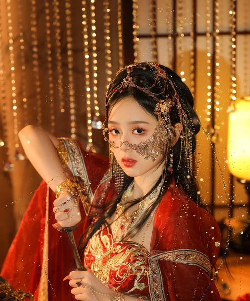 阿初秀出倾城美貌，同款红装靓丽登场（真人版阿初亮相游戏世界）
